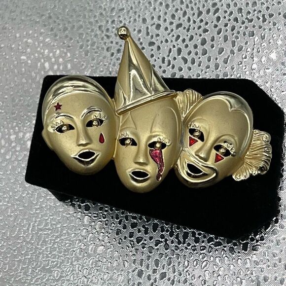 Vintage Matte Sad Crying Clowns Brooch Pin Gold Tone Metal Red Enamel Festive - Picture 1 of 6